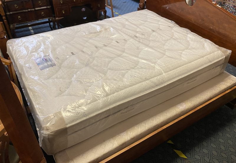 SLEEPEEZE KING SIZE 5FT 6.6'' TOP OF THE RANGE FURNITURE VILLAGE MEMORY