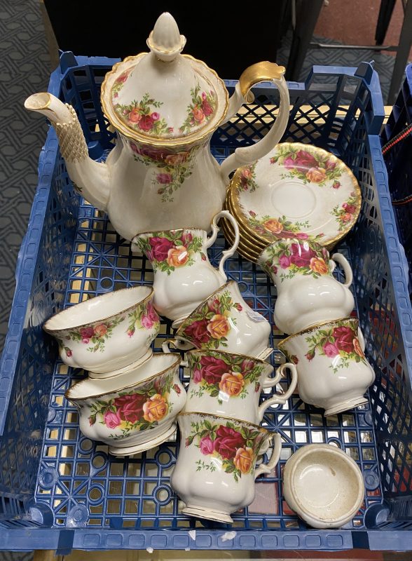 QTY OLD COUNTRY ROSES CHINA Southgate Auction Rooms