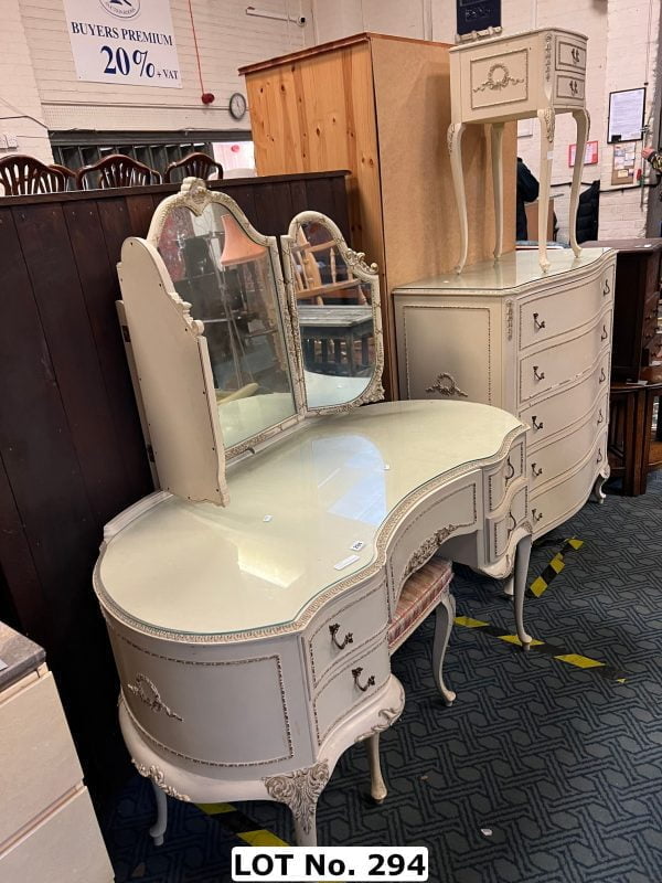 4 PIECE QUEEN ANNE BEDROOM SUITE Southgate Auction Rooms