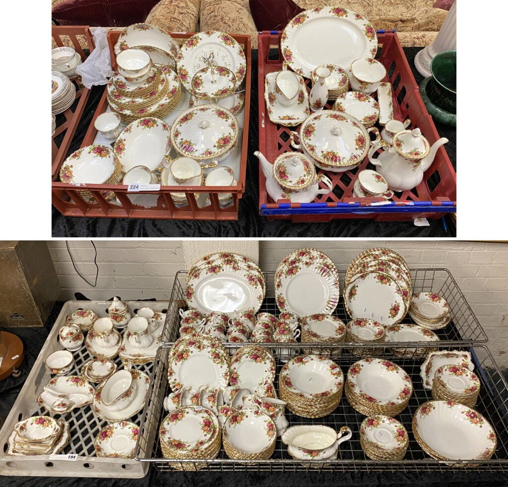 LARGE QTY OF ROYAL ALBERT COUNTRY ROSE CHINA Southgate Auction Rooms