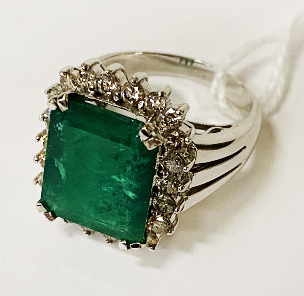 18CT GOLD COLUMBIAN EMERALD & DIAMOND RING SIZE Q Southgate Auction Rooms