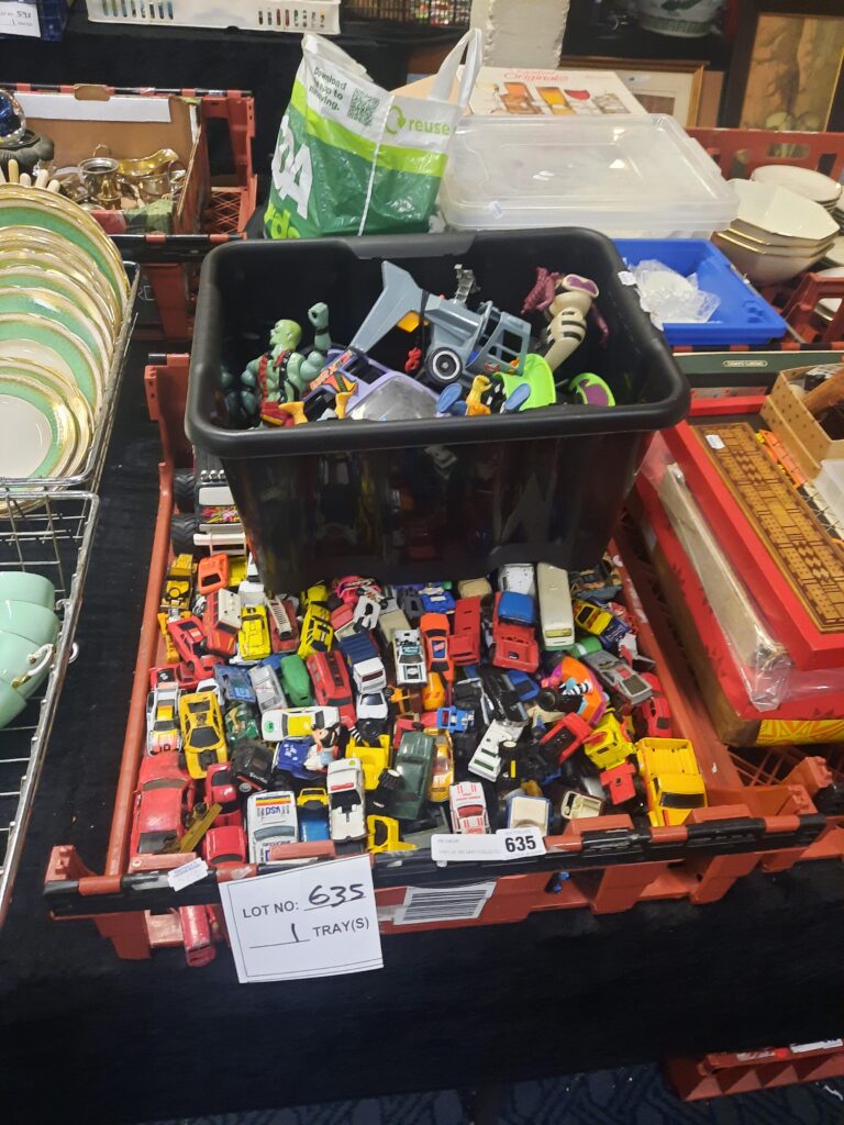 TRAY OF DIE CAST COLLECTORS TOYS CARS & CARS Southgate Auction Rooms