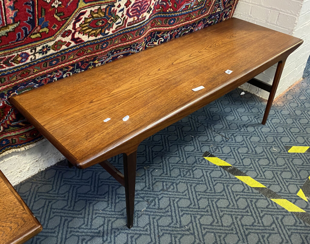 VINTAGE OBLONG COFFEE TABLE - Southgate Auction Rooms